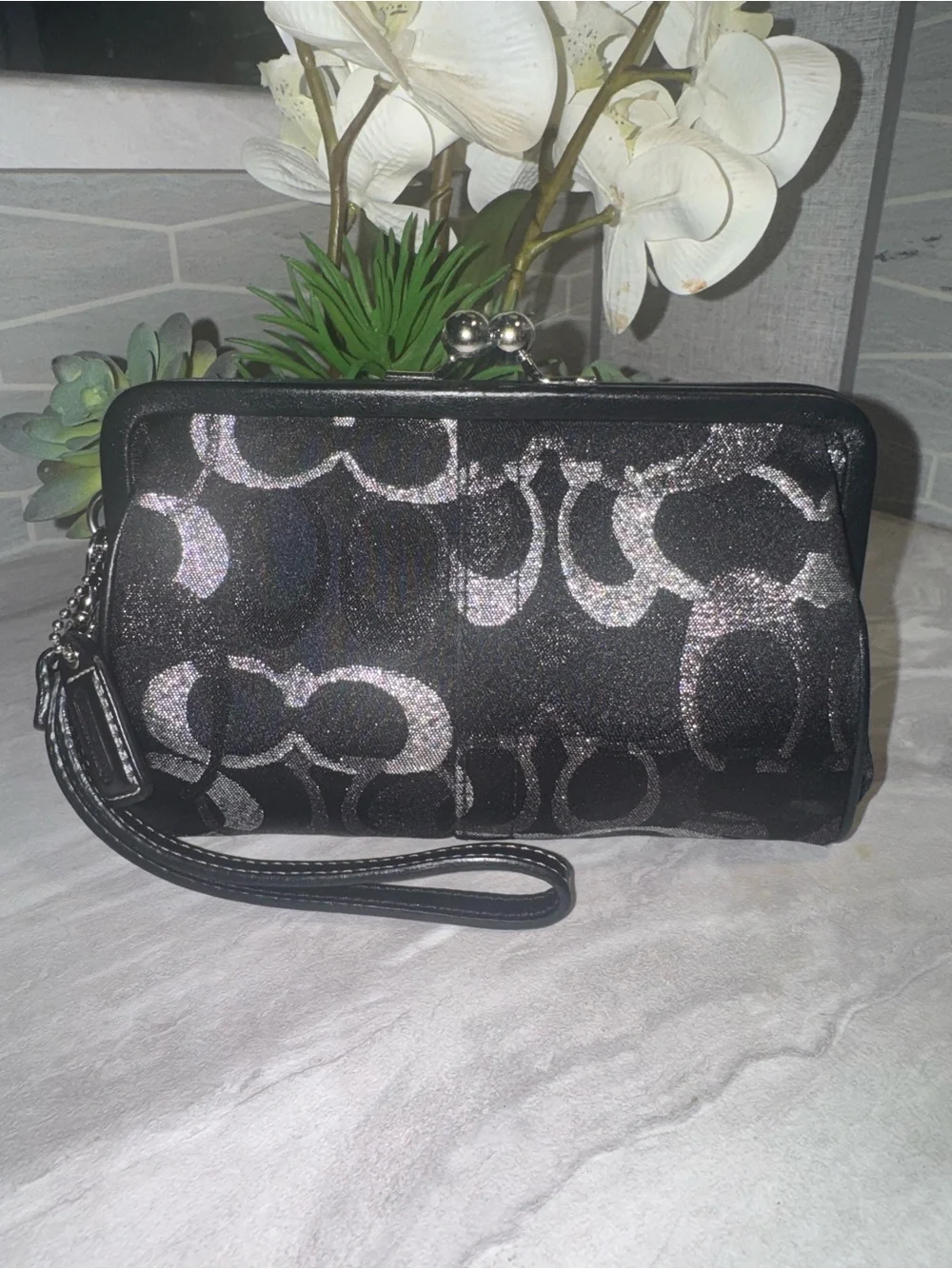 Like NEW Coach KISS LOCK Optic Sig Logo Framed Clutch Wristlet Fits Phone